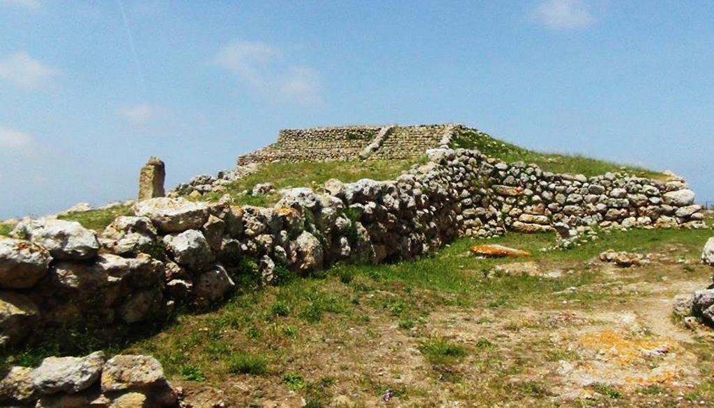 Altare prenuragico di Monte d’Accoddi (Sassari), memoria rituale unica nel Mediterraneo ovest