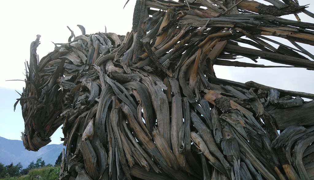 Il Drago Alato a Magré (Lavarone) in Trentino, monumentale scultura lignea memoria di un disastro