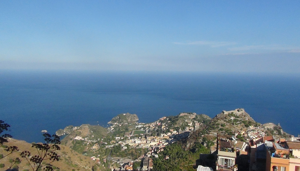 Castelmola, borgo panoramico della Sicilia orientale subito sopra Taormina