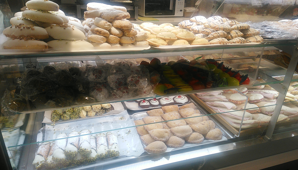 Sicilia’s all’aeroporto di Catania, bar con tavola calda e dolci tradizionali locali