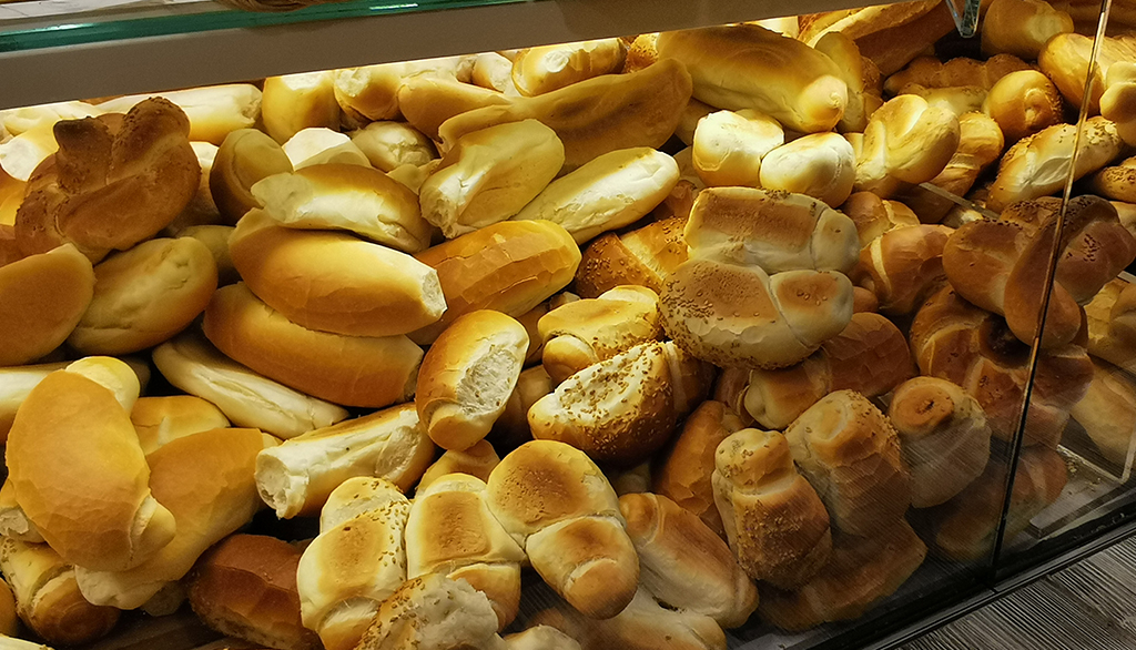 Al Panificio Luca Corsaro a Paternò (CT), la pizza Scrocchiona tra pane di casa e ottime colazioni