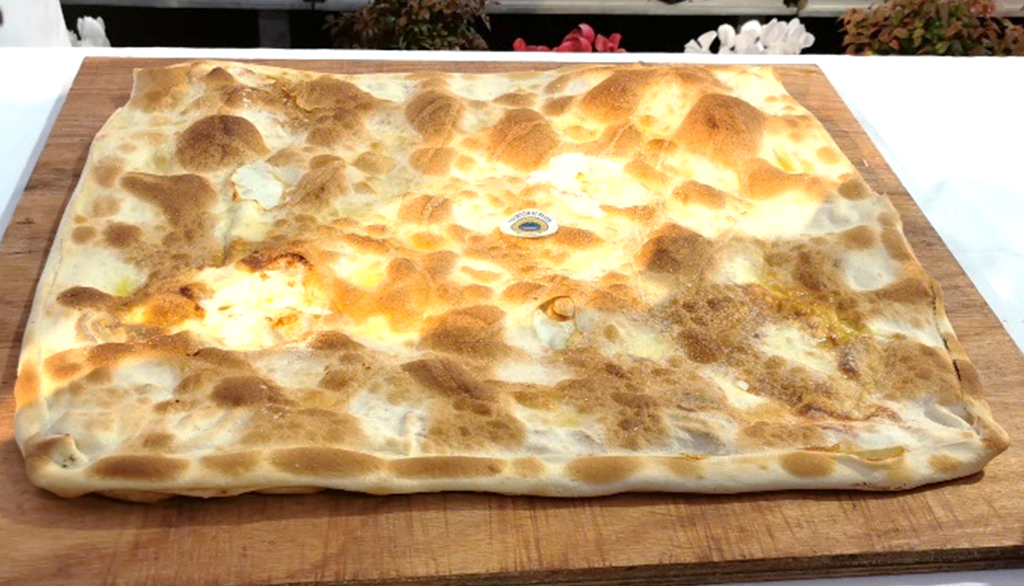 Cos’è e come si fa la Focaccia di Recco col formaggio IGP, miracolo gastronomico unico al mondo