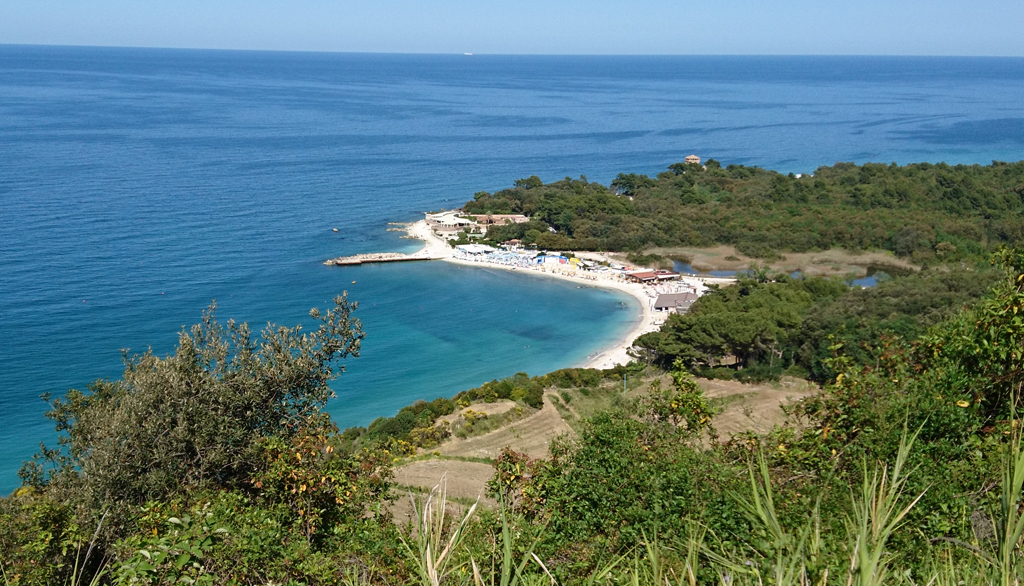 Portonovo di Ancona visto dall’alto, lo splendore delle Marche riflesso nel mare