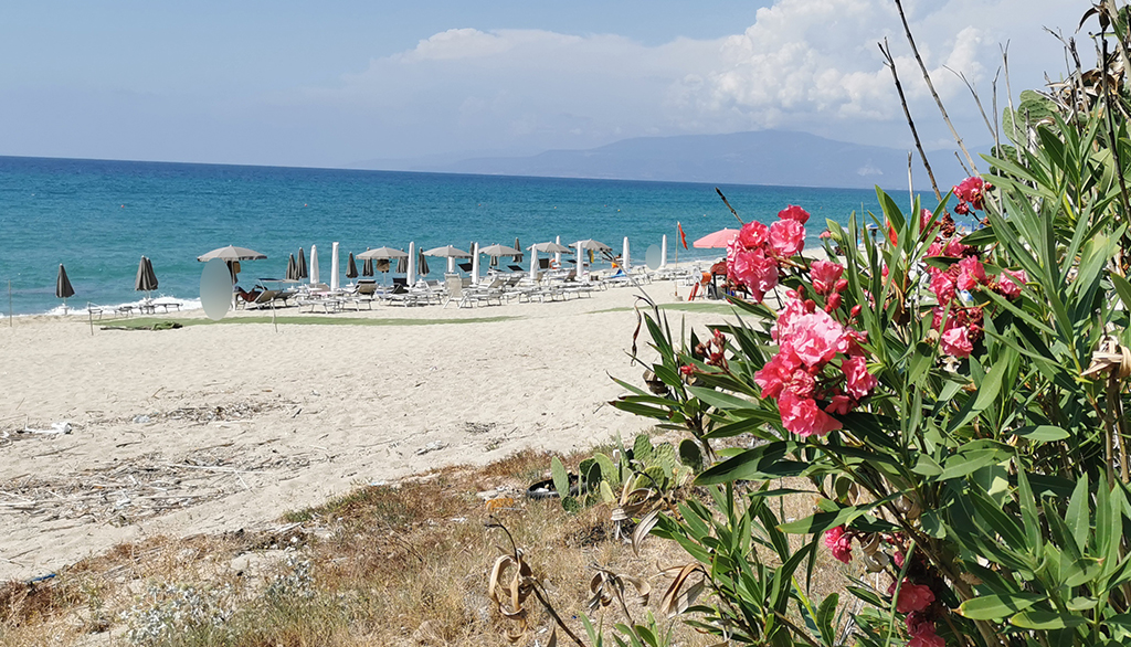 La spiaggia calabrese Prangi a Pizzo (VV), angolo di paradiso tra rocce e natura rigogliosa